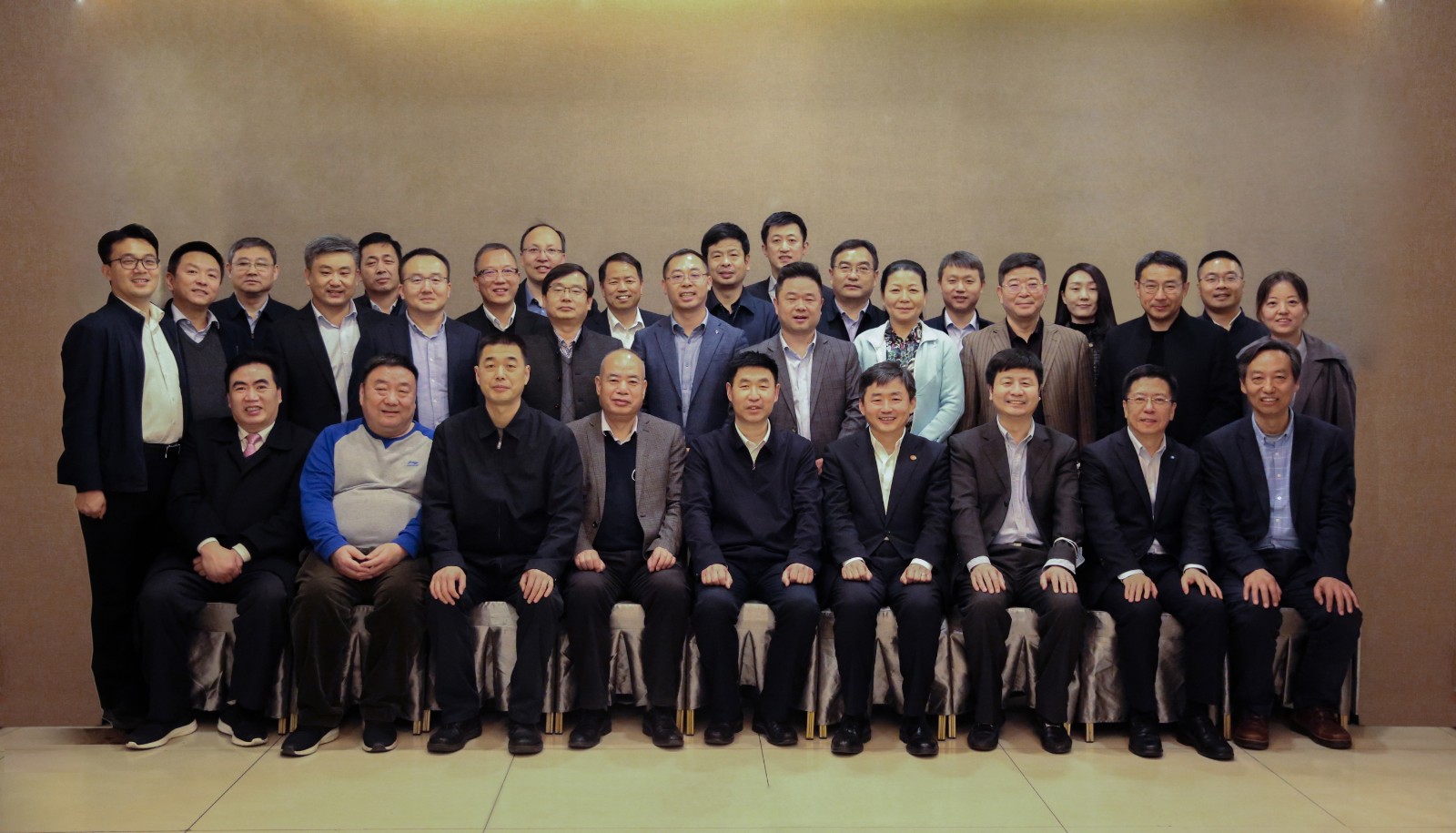 4宋争辉书记一行与在沪校友代表合影留念.jpg 4宋争辉书记一行与在沪校友代表合影留念.jpg